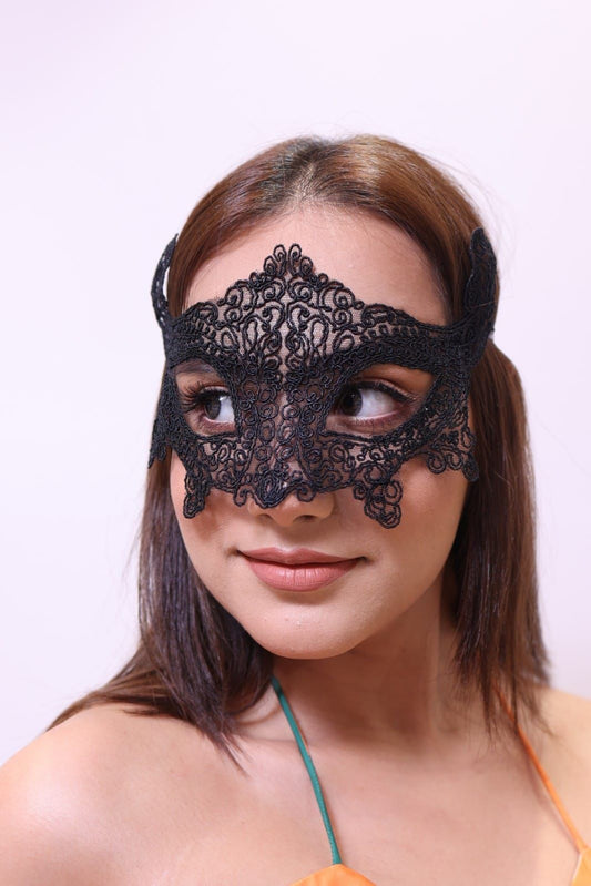 Regal Elegance: Queen Black Lace Mask